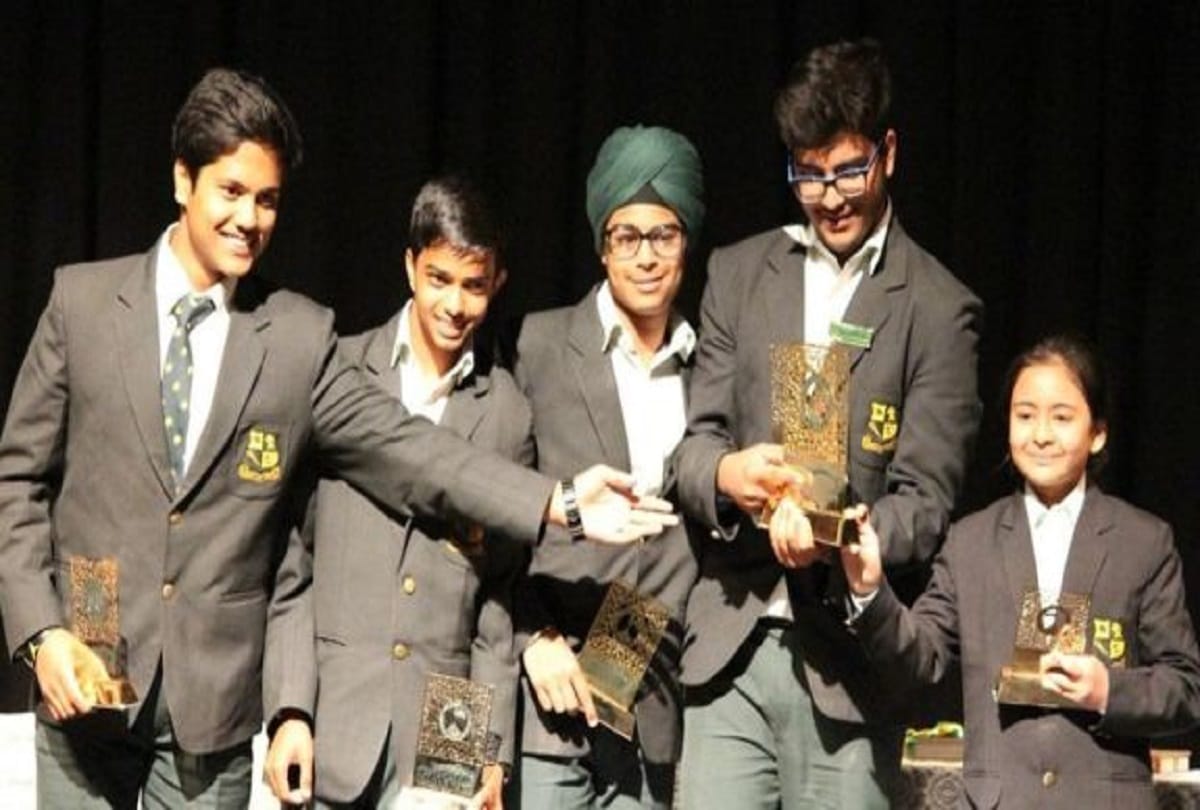 know the story of this single girl who is studying in boys school 