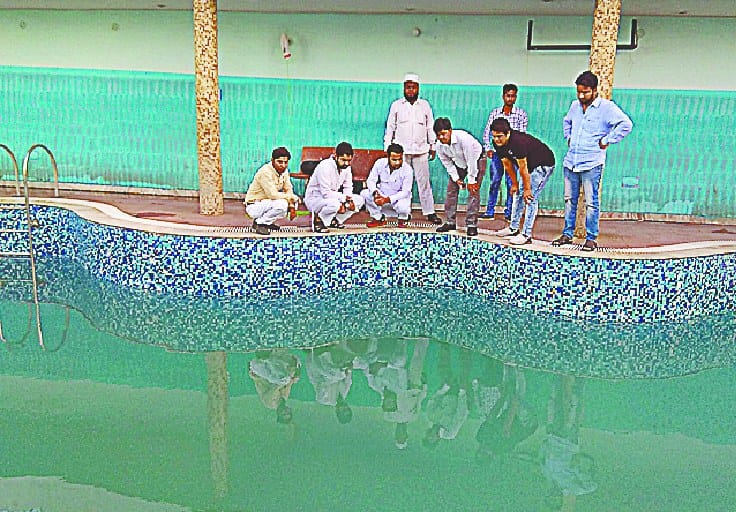 kukhyaat ke swimming pool me kishor ki maut