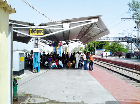 ट्रेनें लेट होने के चलते स्टेशन पर बैठे यात्री। 