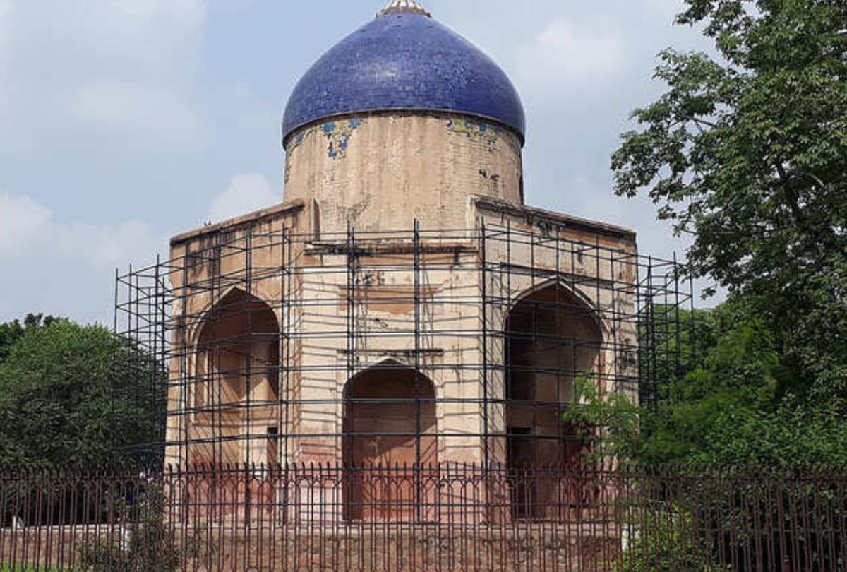 conservators discover 16th Century Wall Paintings in sabz burj in delhi
