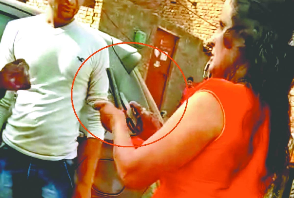 woman shot gun for auto parking in gurugram