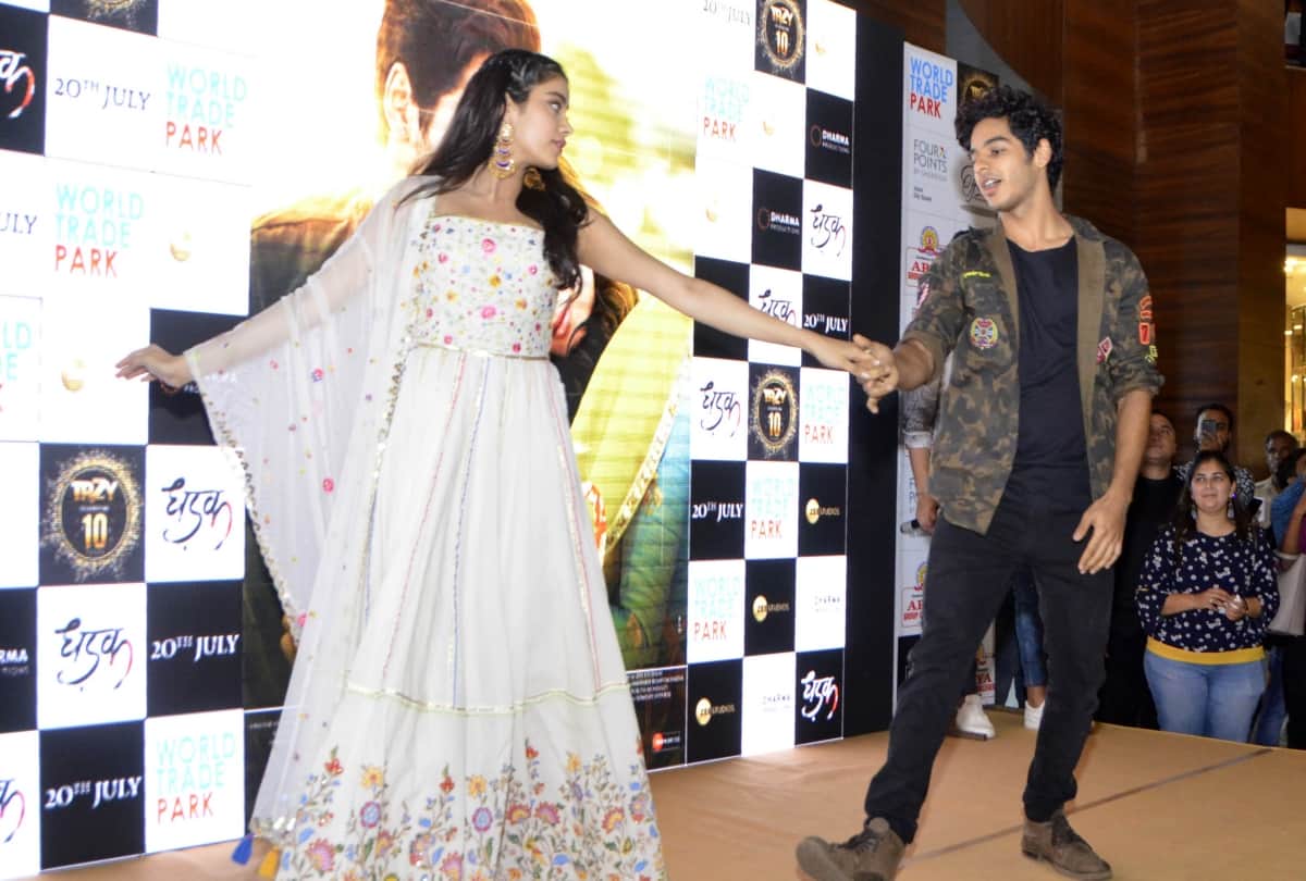 dhadak star ishaan khatter protecting janhvi kapoor from fans