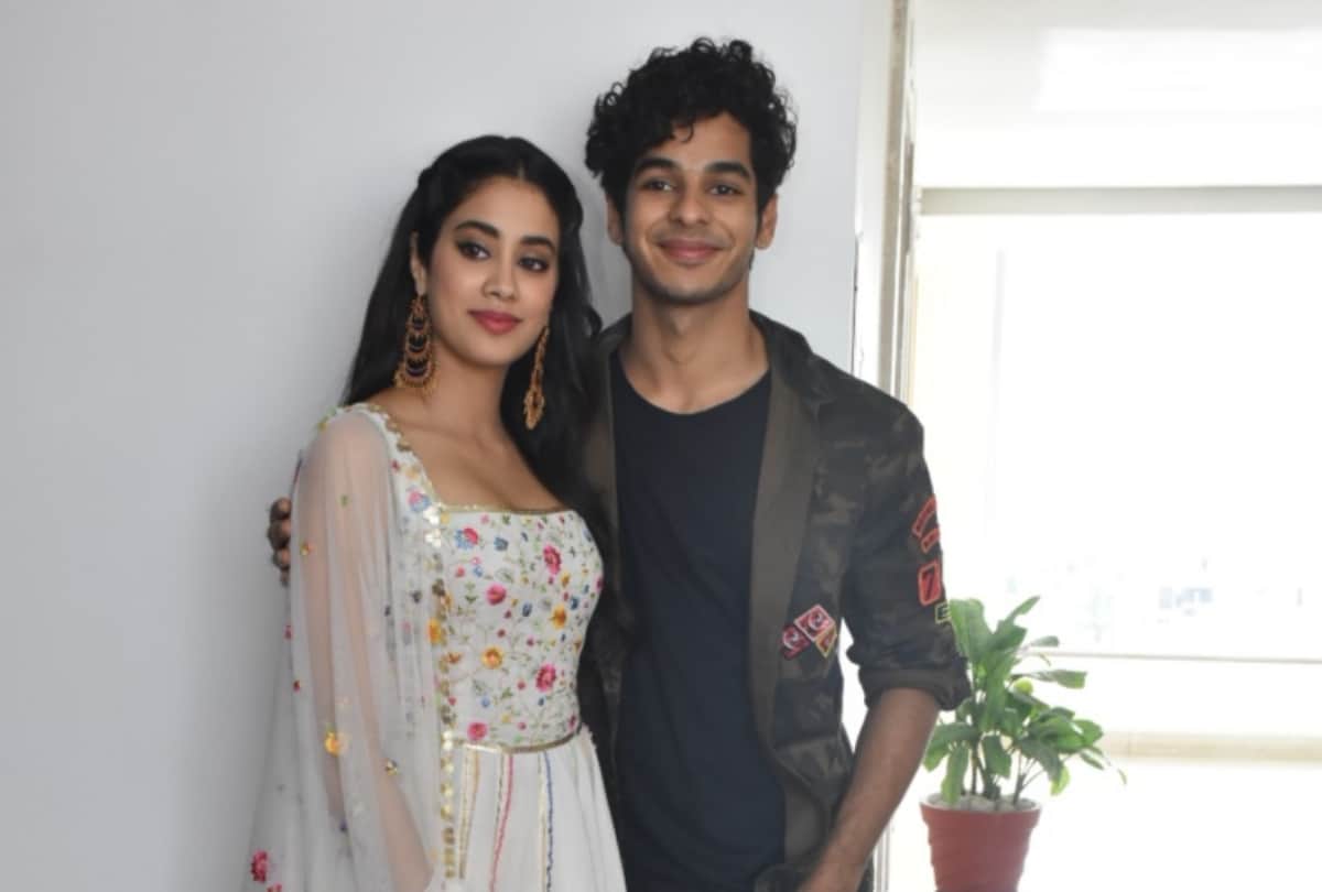dhadak star ishaan khatter protecting janhvi kapoor from fans