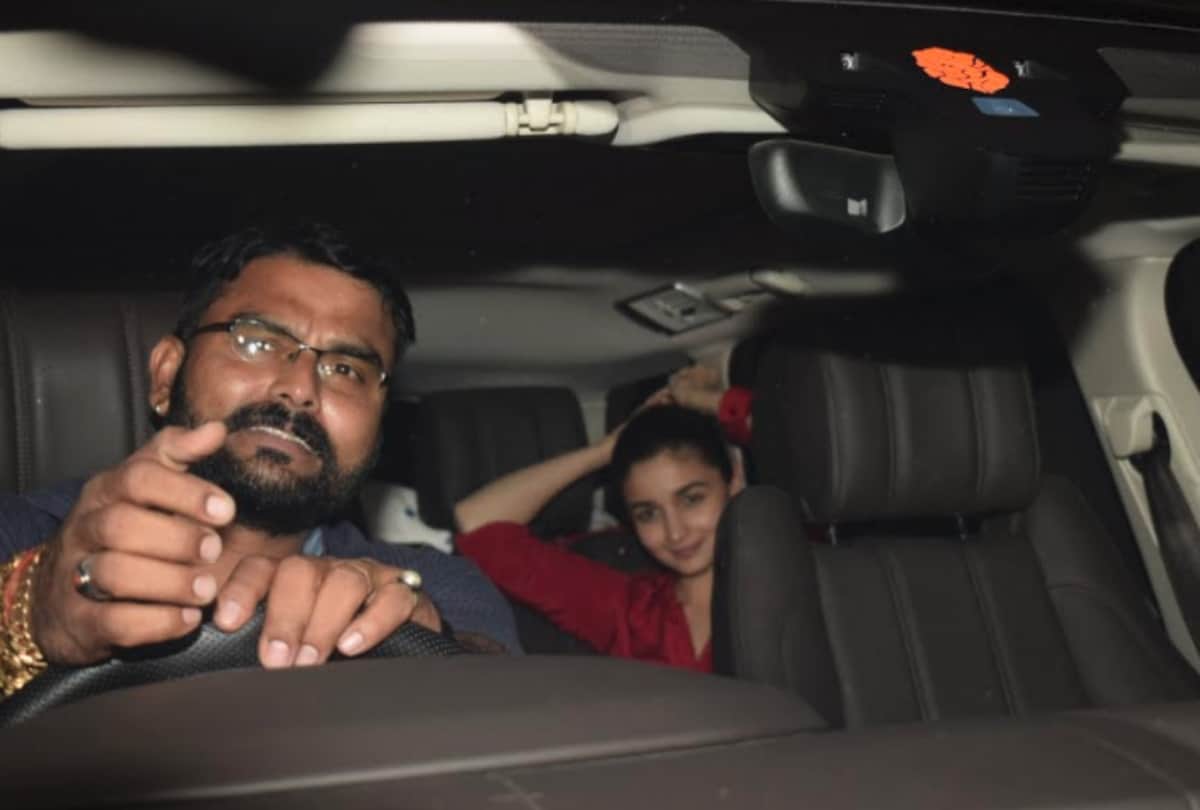 Ranbir Kapoor along with Alia Bhatt spotted late night Sanjay Dutt residence 