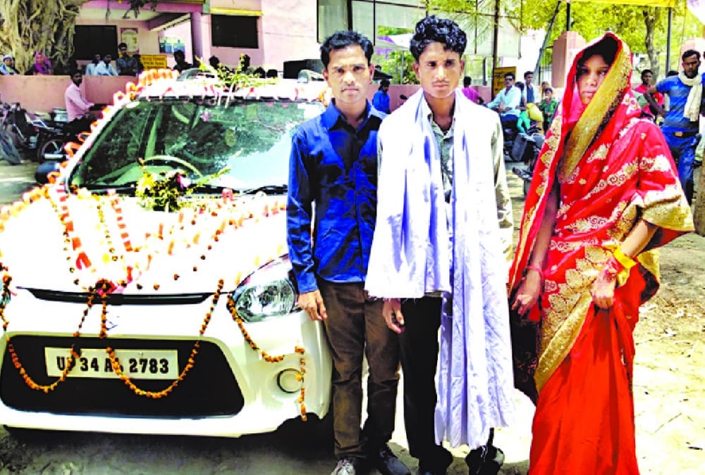  loot with bride and groom in sitapur.