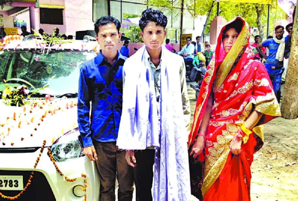  loot with bride and groom in sitapur.