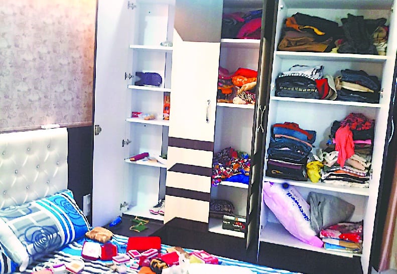 Before the house entrance, the thieves have targeted the house