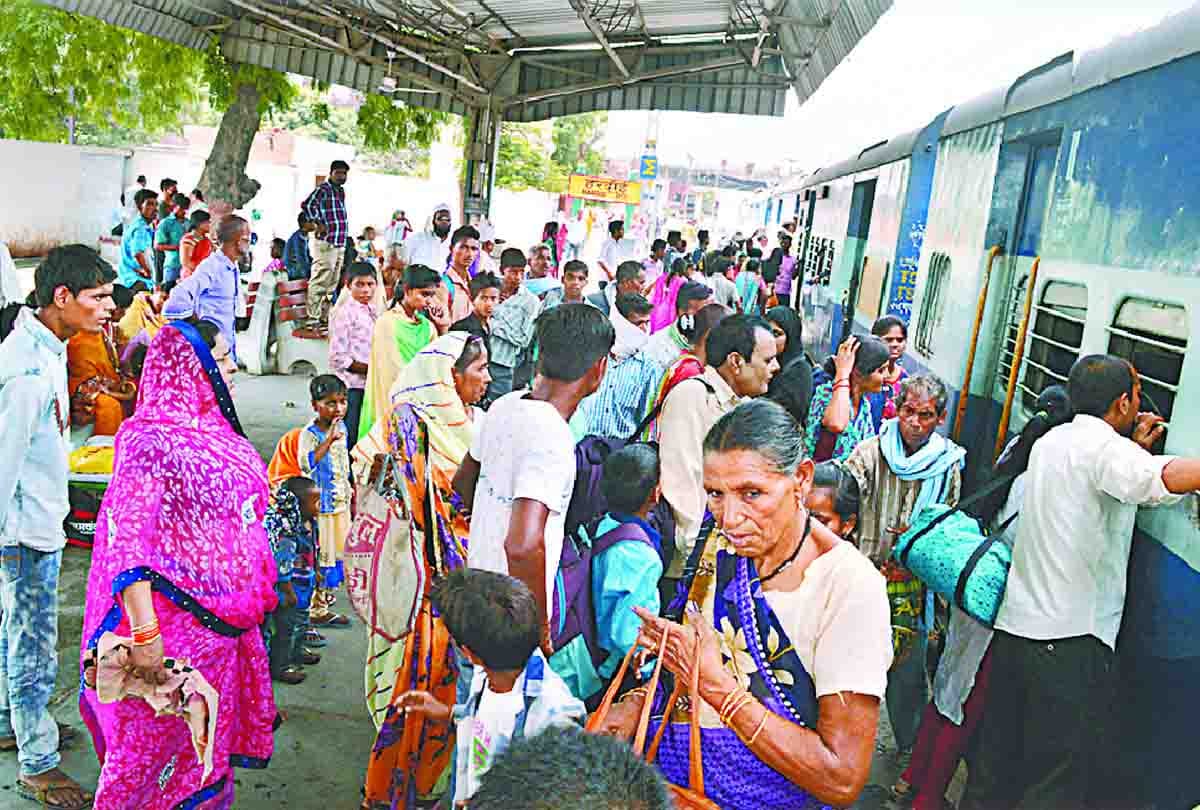 Awadh-Assam Express stopped due to break of electric line