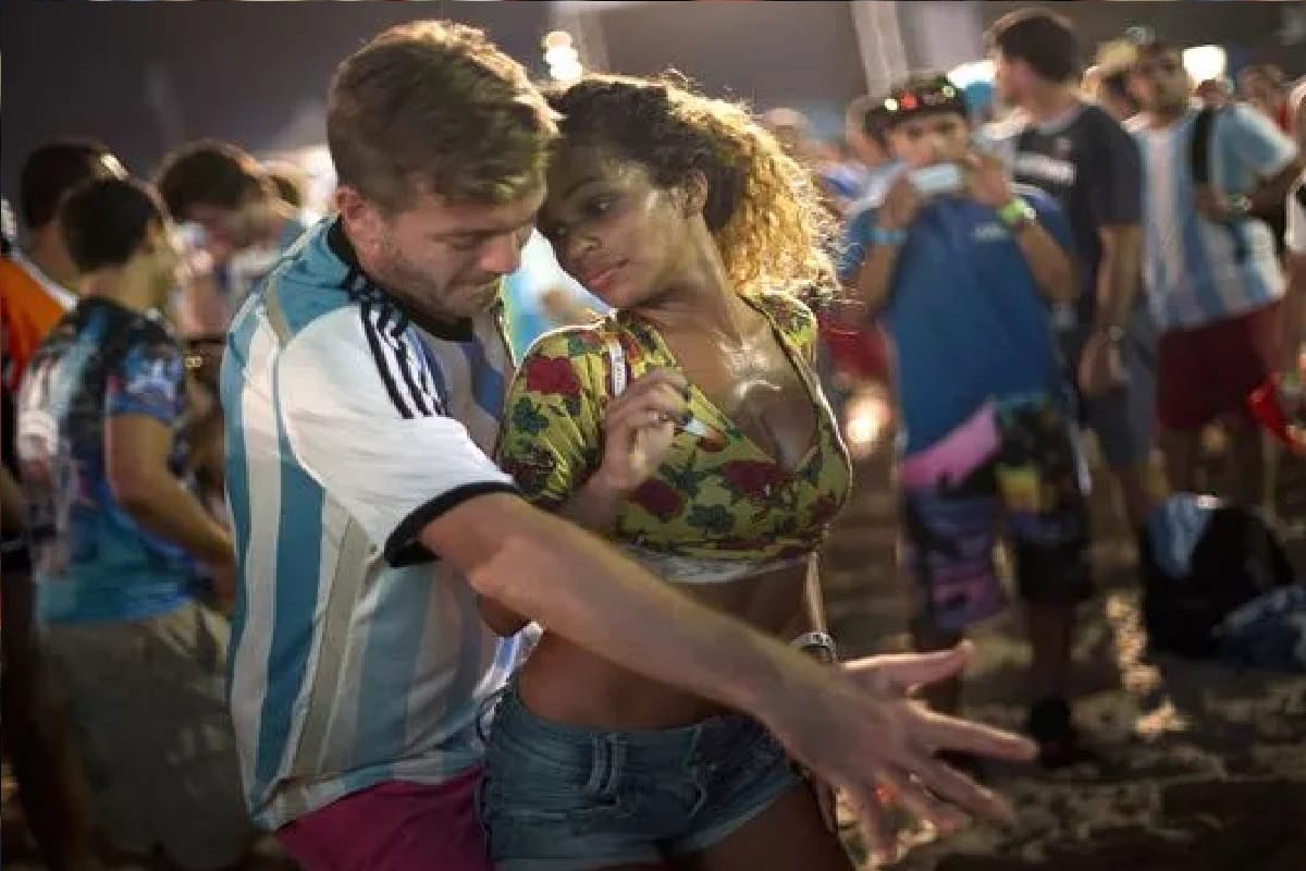 football fan try to kiss female reporter during fifa world cup 2018