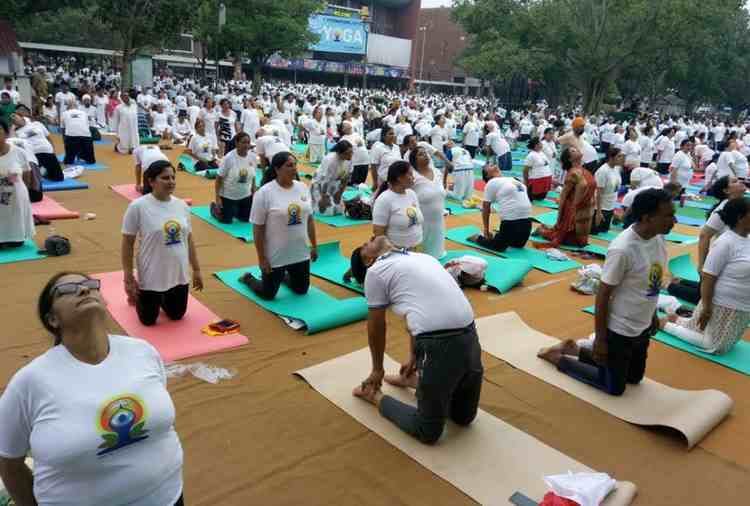 minister Smriti Irani in chandigarh sector 17 plaza on international yoga day 2018