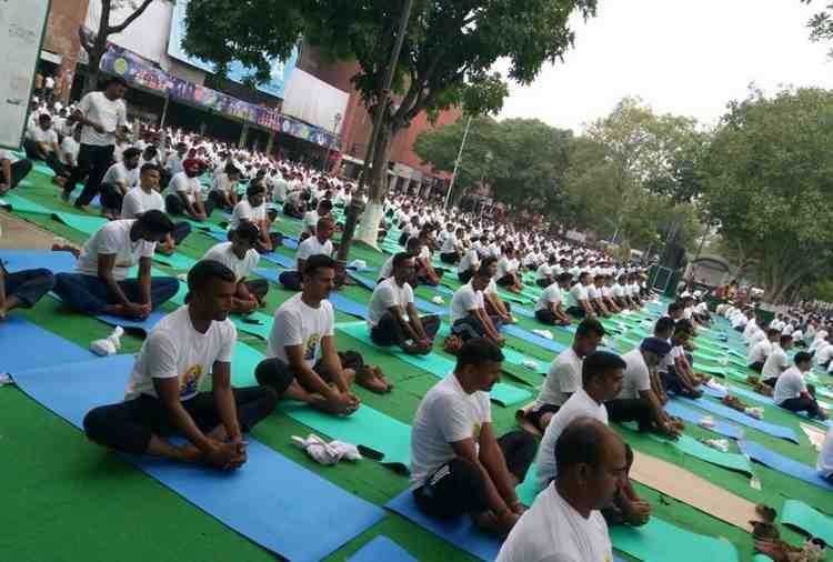 minister Smriti Irani in chandigarh sector 17 plaza on international yoga day 2018