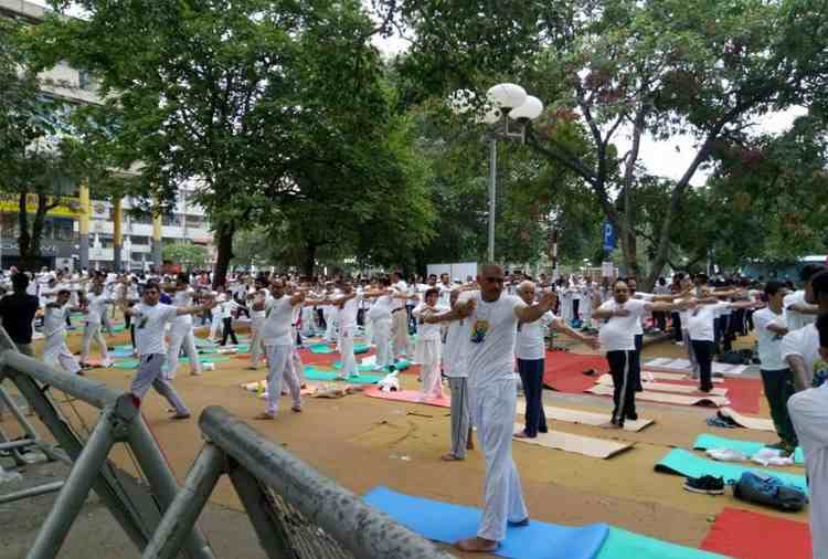 minister Smriti Irani in chandigarh sector 17 plaza on international yoga day 2018