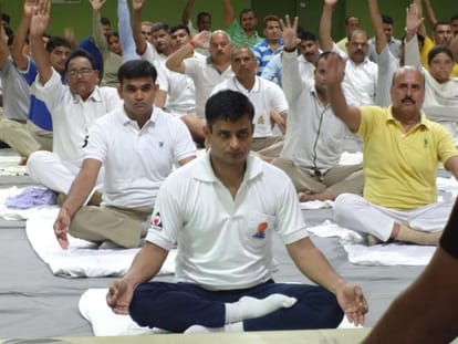 International Yoga Day, Kanpur residents did yoga amid drizzling showers, gave message of healthy India