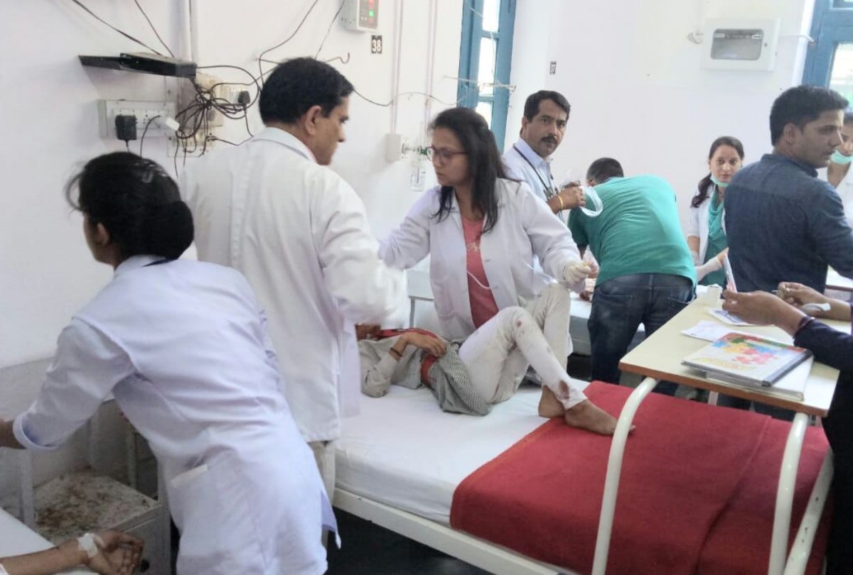 One died 11 injured in Private school van accident in Mandi Himachal Pradesh