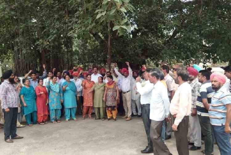 irrigation department workers protest against punjab government