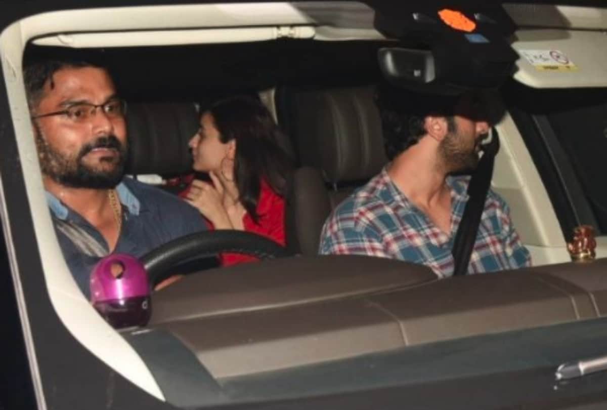 Ranbir Kapoor along with Alia Bhatt spotted late night Sanjay Dutt residence 