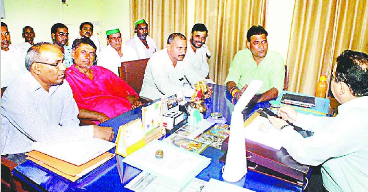 Entrepreneurs surrounded the Superintending Engineer