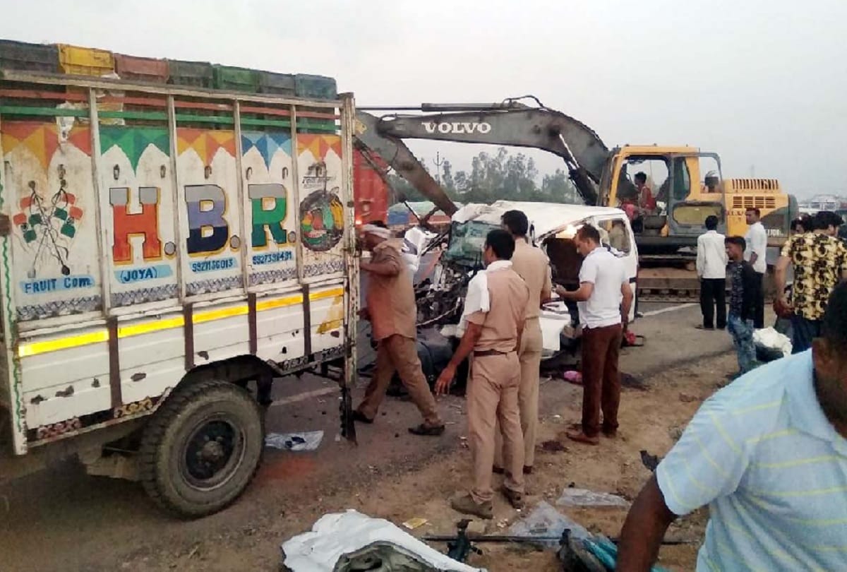 Six Young man died in road accident in garhmukteshwar of hapur