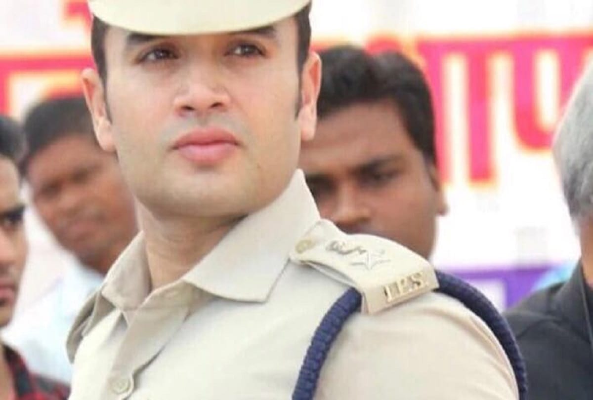 A twenty seven year old punjabi woman comes to ujjain to meet her hero ips officer sachin atulkar