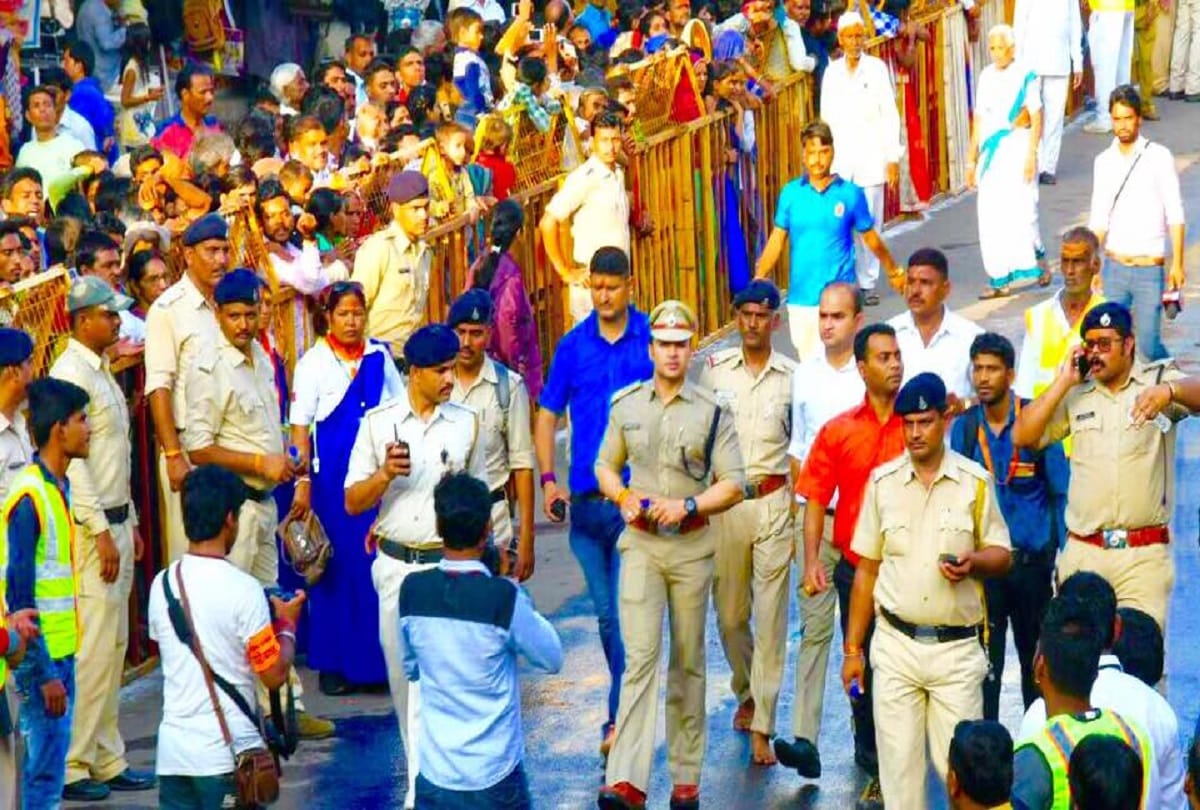 A twenty seven year old punjabi woman comes to ujjain to meet her hero ips officer sachin atulkar
