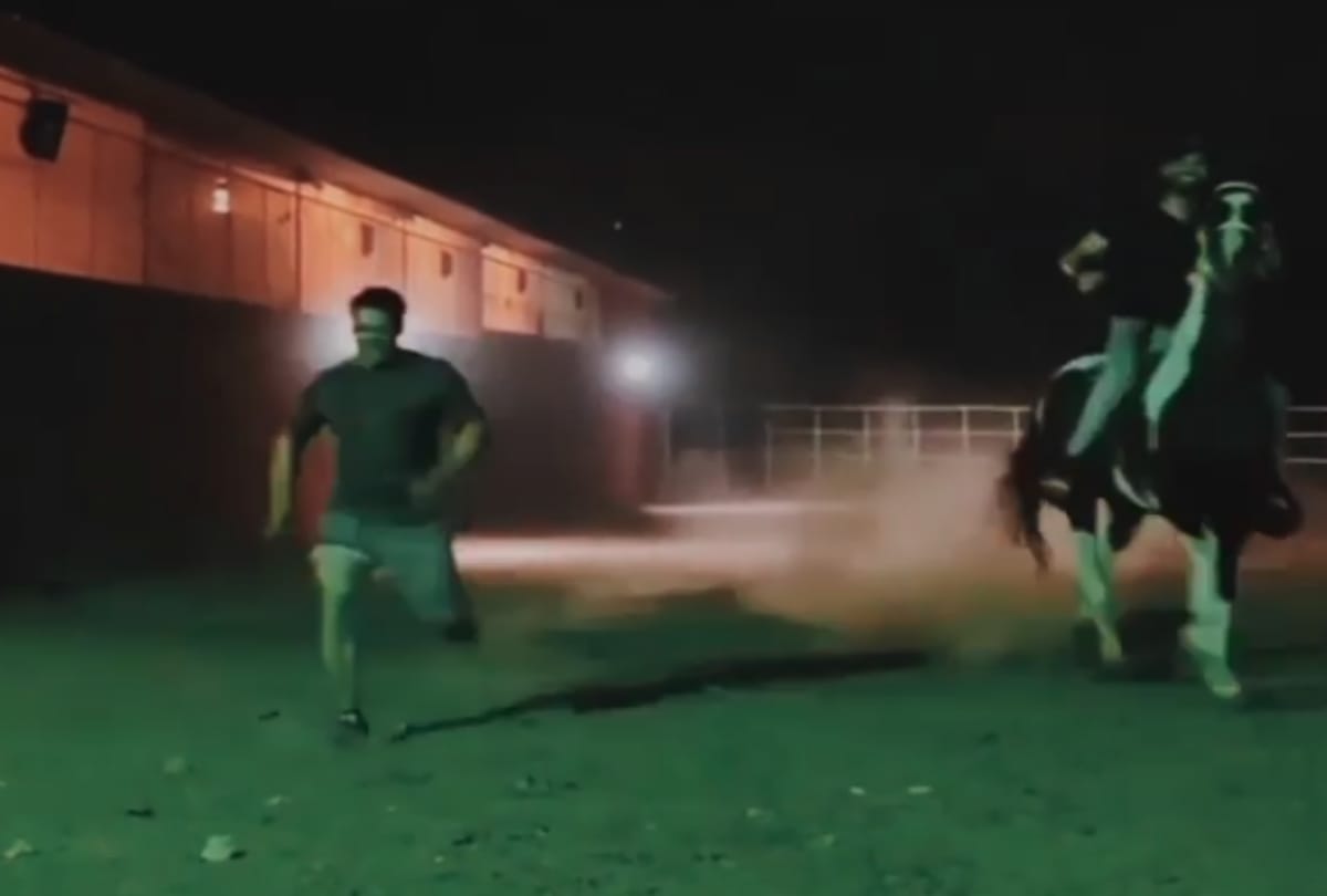 Salman Khan race video viral with horse know who won the interesting fight 