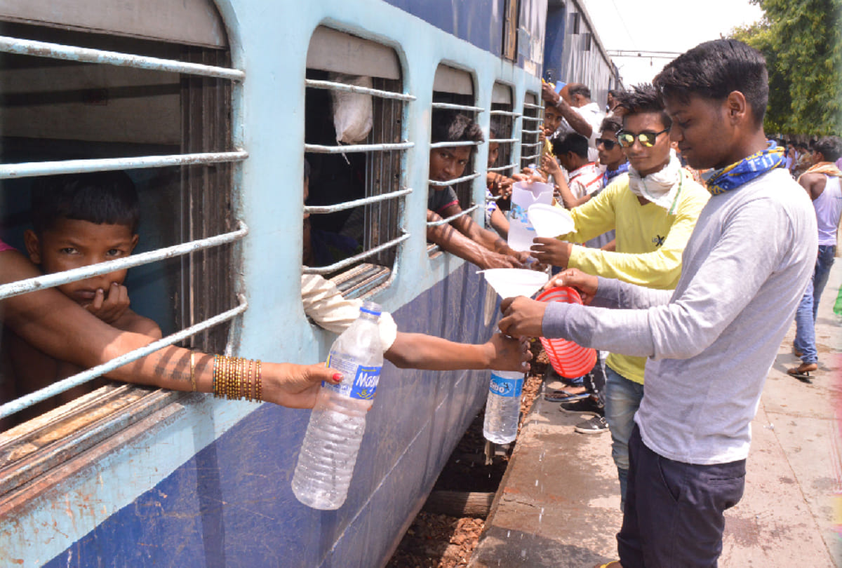 Awadh-Assam Express stopped due to break of electric line
