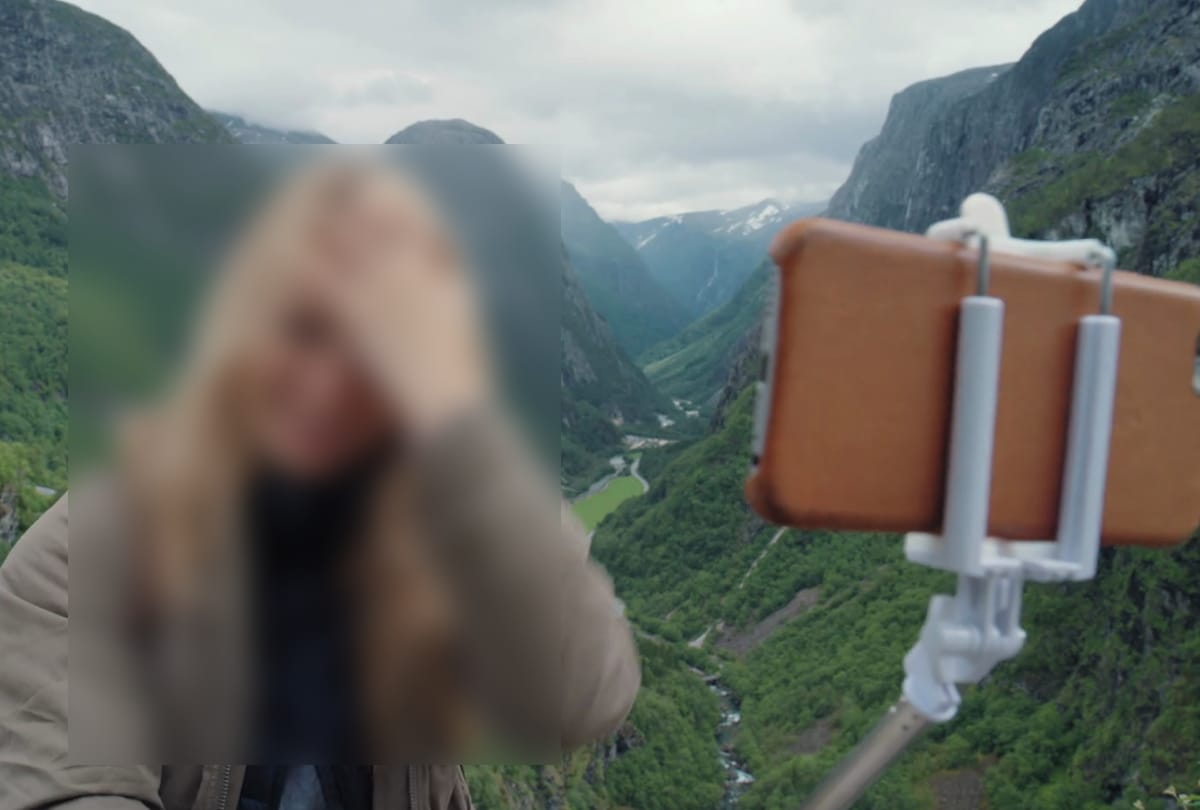 delhi woman take selfie then accidentally she fall down in 900 feet deep in ditch at maharashtra