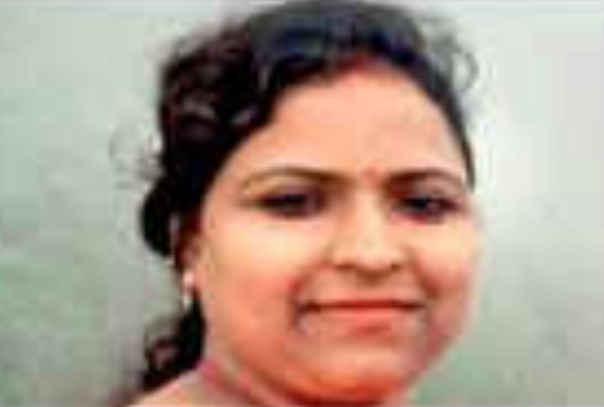 delhi woman take selfie then accidentally she fall down in 900 feet deep in ditch at maharashtra