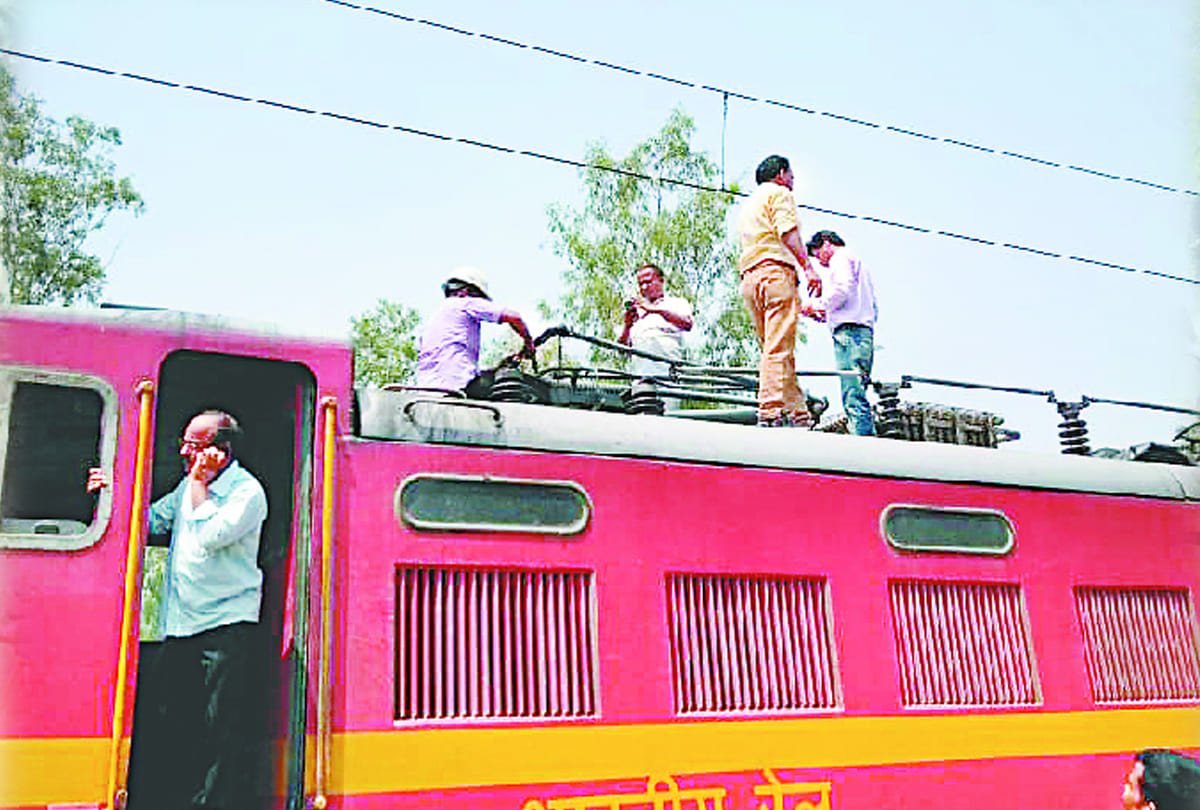 Awadh-Assam Express stopped due to break of electric line