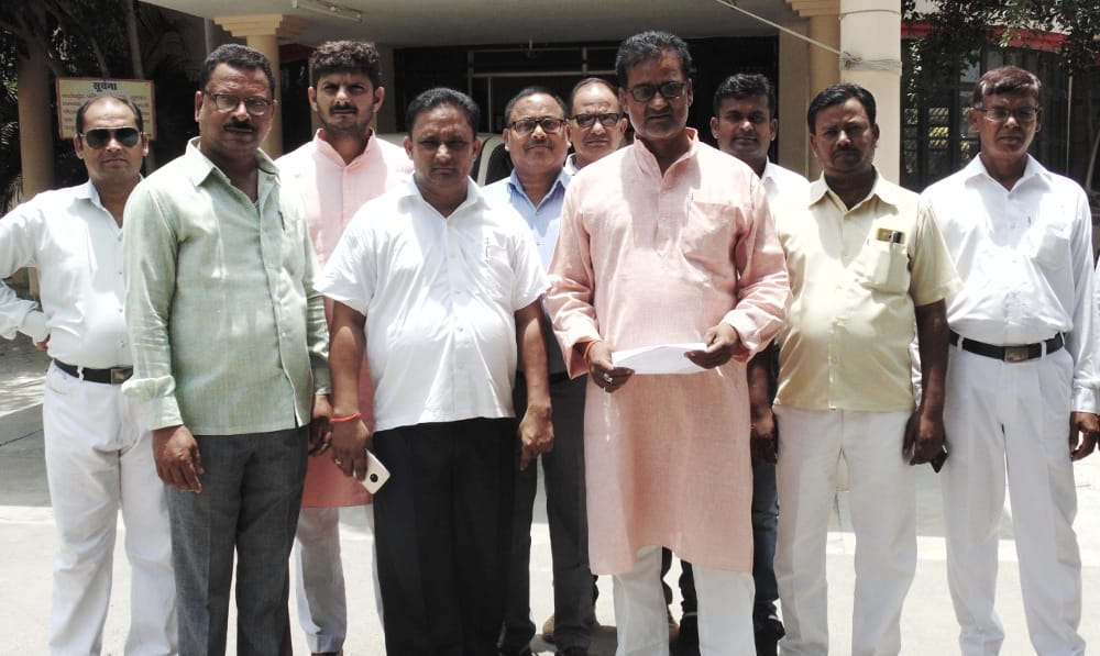 Teachers met  DM, handed over memorandum