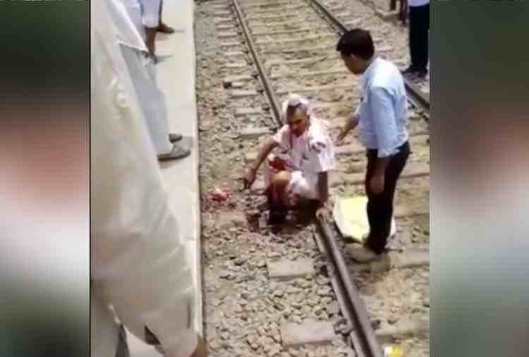man feet cuts under train, people were busy in capturing video in bhiwani of haryana