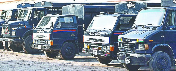 untrained haatho me police ki gaadi ka stearing