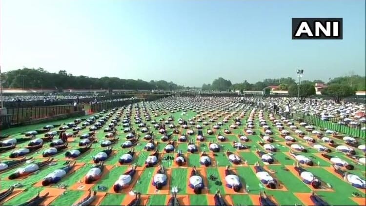 international yoga day 2018 outside pm modi program babaji become center of attraction