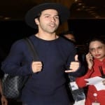 Varun Dhawan clicked photos with photo journalist while paparazzi clicks his photos