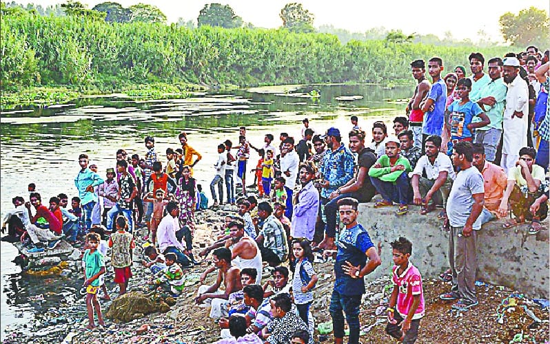 Two teenage girls drowning in Kali river, one killed