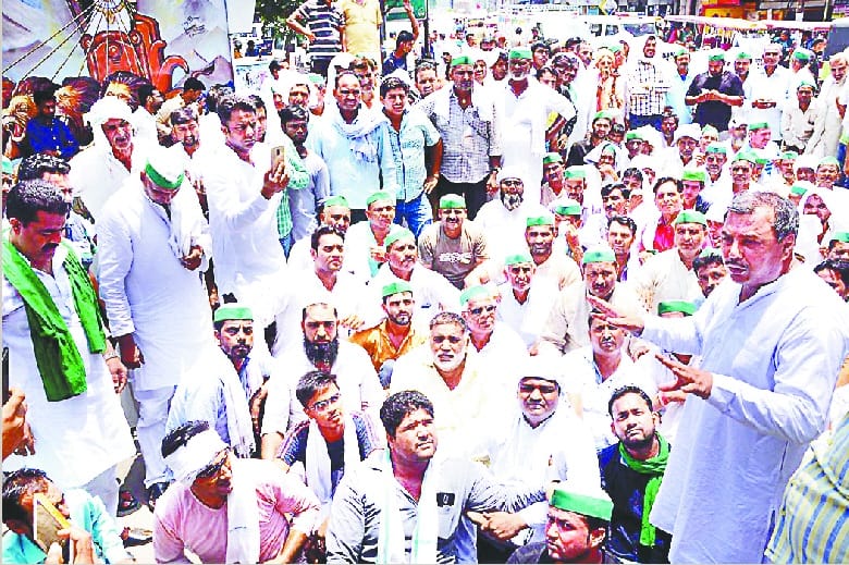 Opposition to remove statue of Tikait in Allahabad