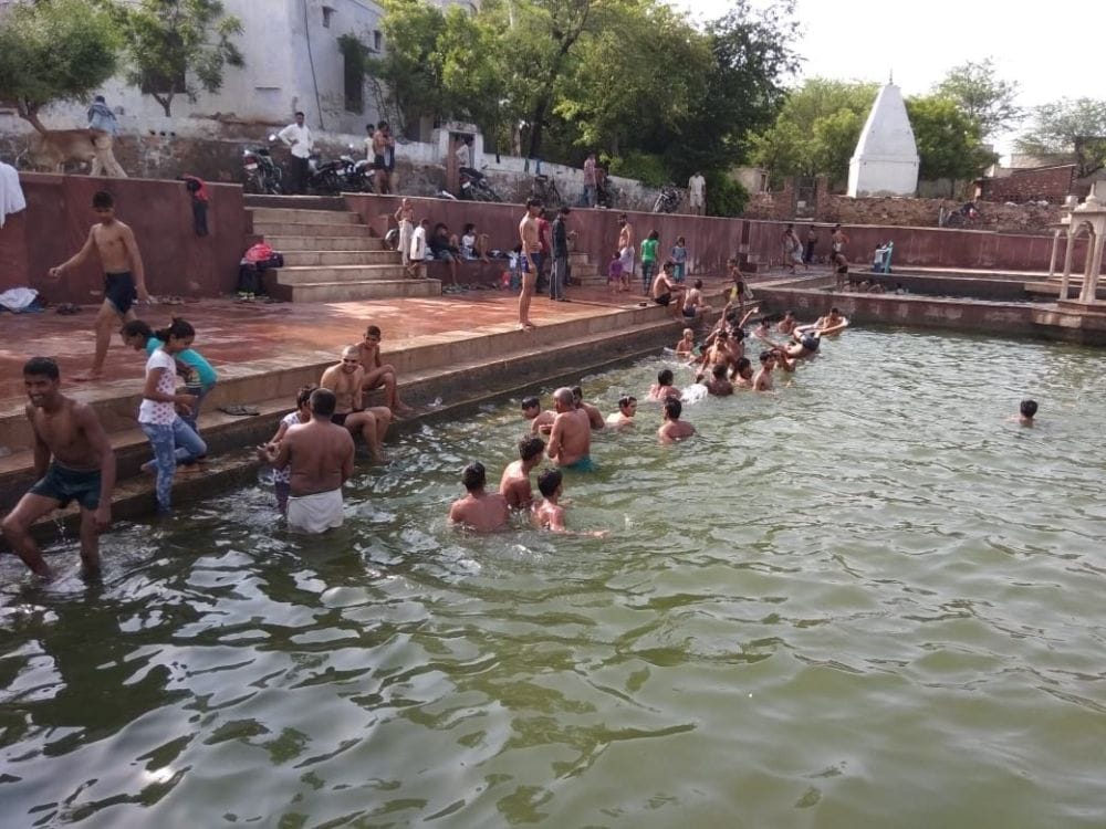 गंगा दशहरा पर यमुना में लगाई श्रद्धा की डुबकी