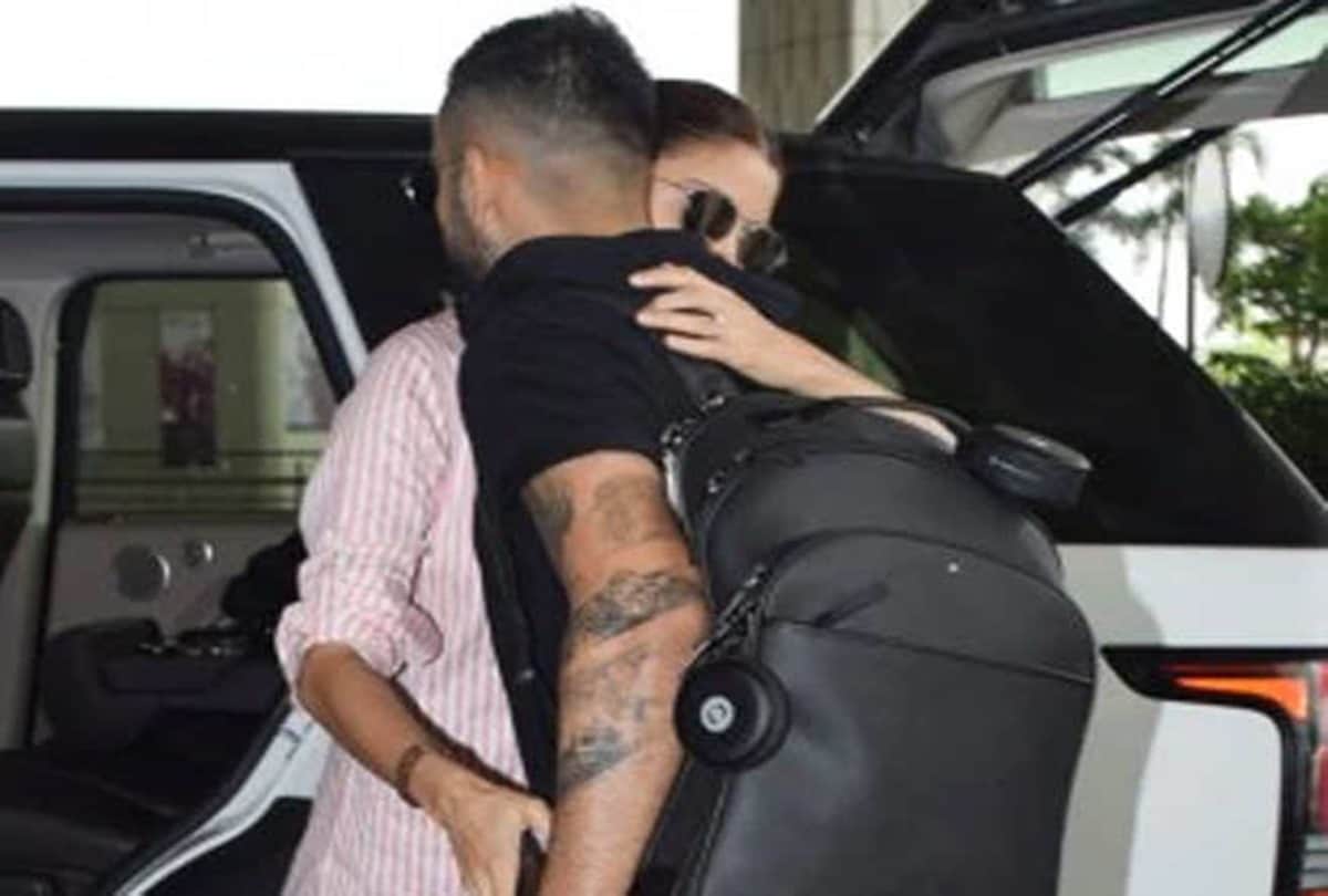 anushka sharma flying kiss to virat kohli on ground