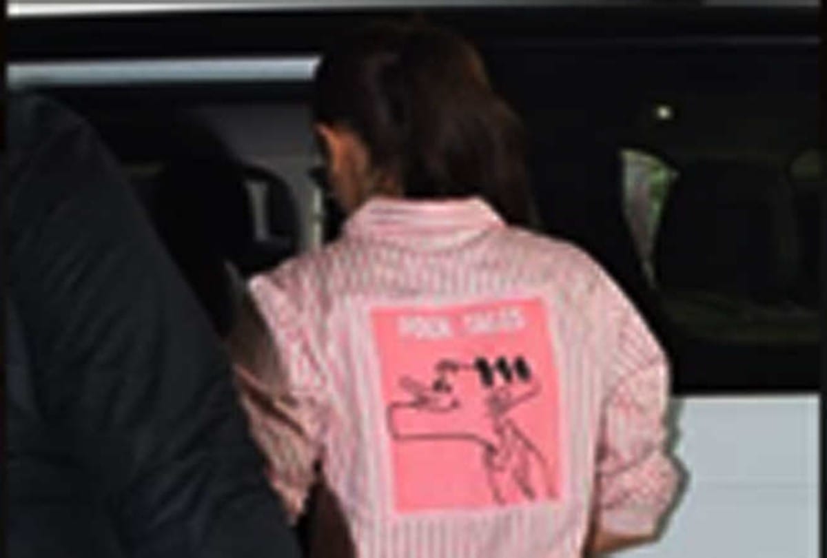 Anushka Sharma hugs husband Virat Kohli and say good bye before england tour at airport
