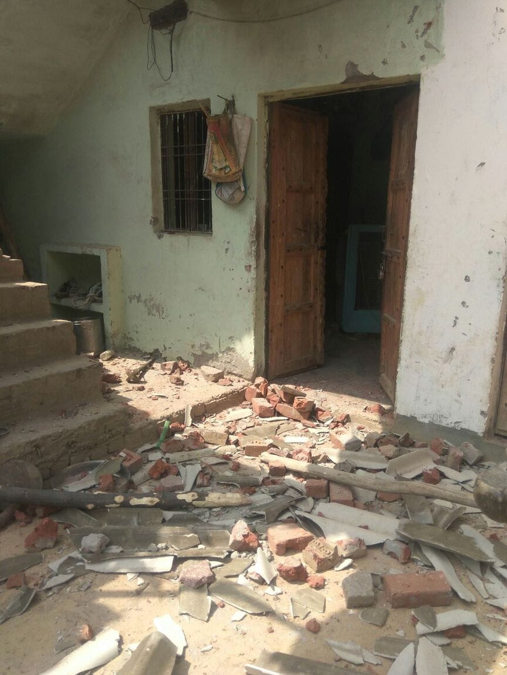 agra attack on police team in etmadpur