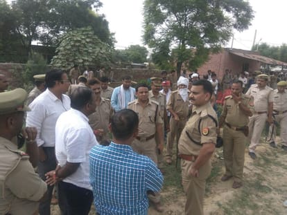 agra attack on police team in etmadpur