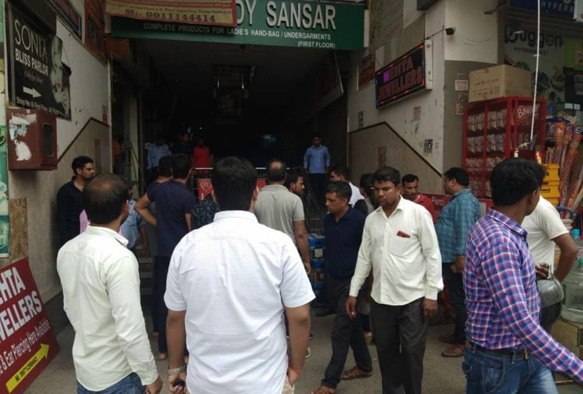 in greater noida jagat farm man stabbed lady many times when people catch him then injured himself