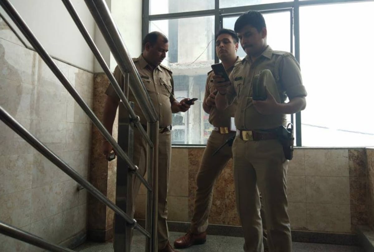 girl fell on floor in injured condition and people were making videos in greater noida