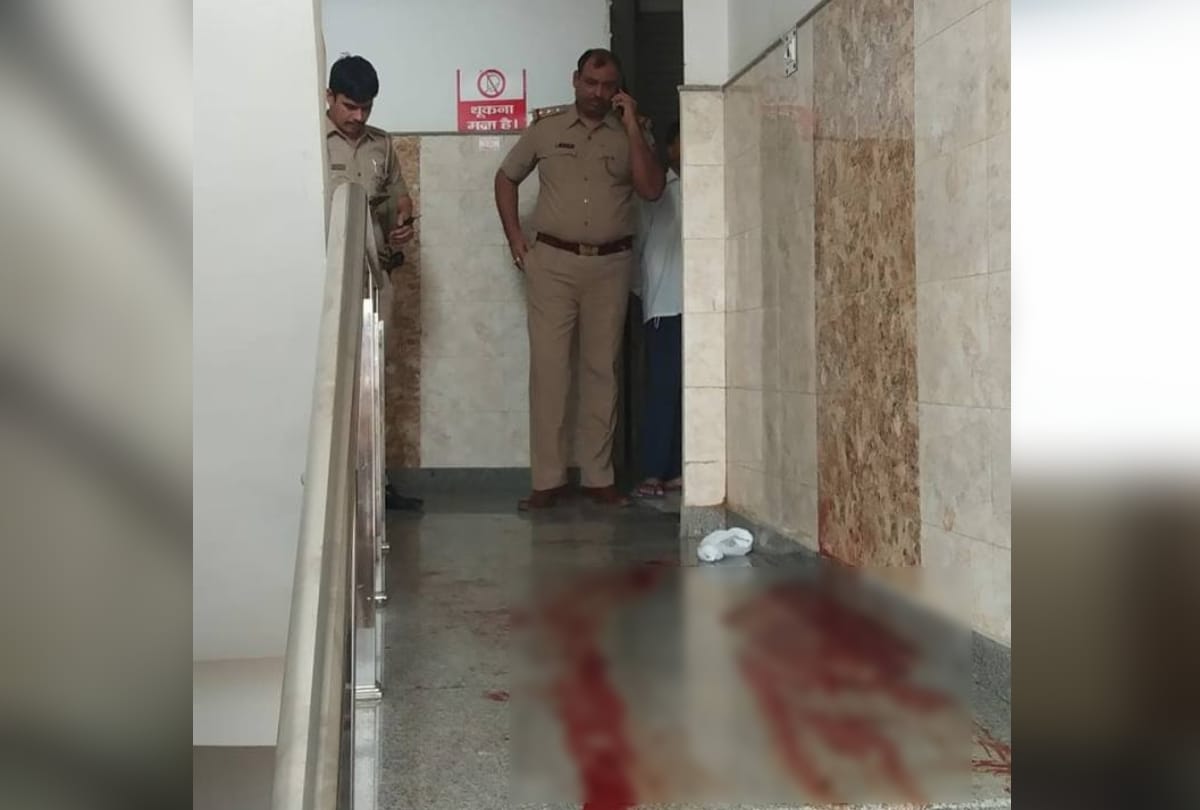 in greater noida jagat farm man stabbed lady many times when people catch him then injured himself