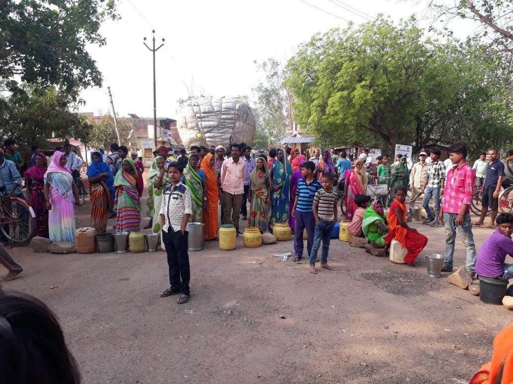बिजली पानी को लेकर ग्रामीणों ने सड़क किया जाम