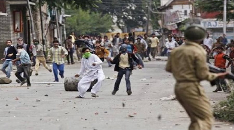 Uttar Pradesh boys do not throw stones in Kashmir