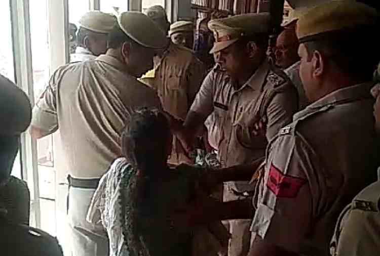 haryana police misbehave with lady in cm khattar programme