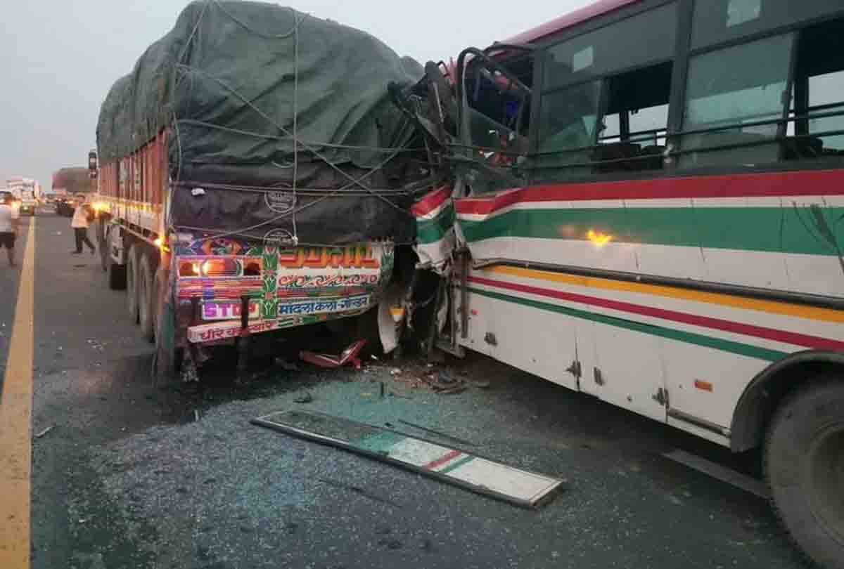 Road accident on Lucknow Agra Express-Way