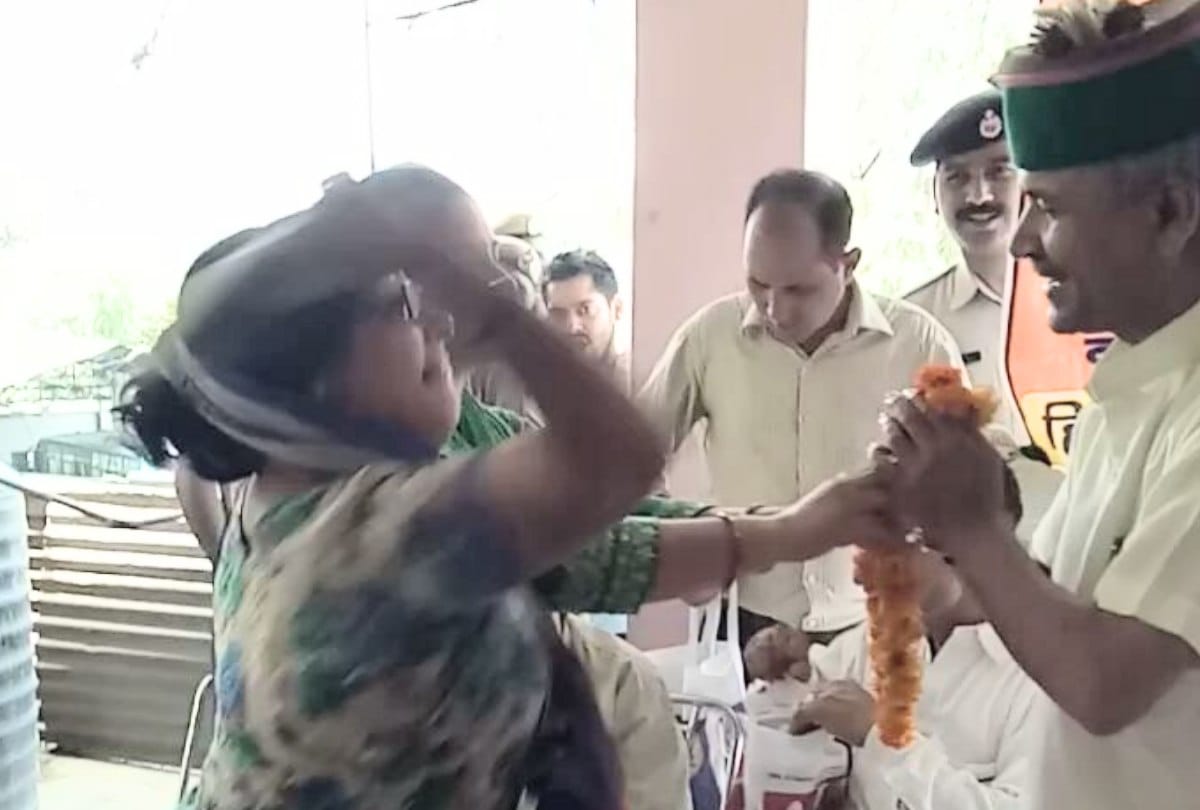 HRTC Employees Union Leader Shankar Thakur Beaten With Chappal In Meeting