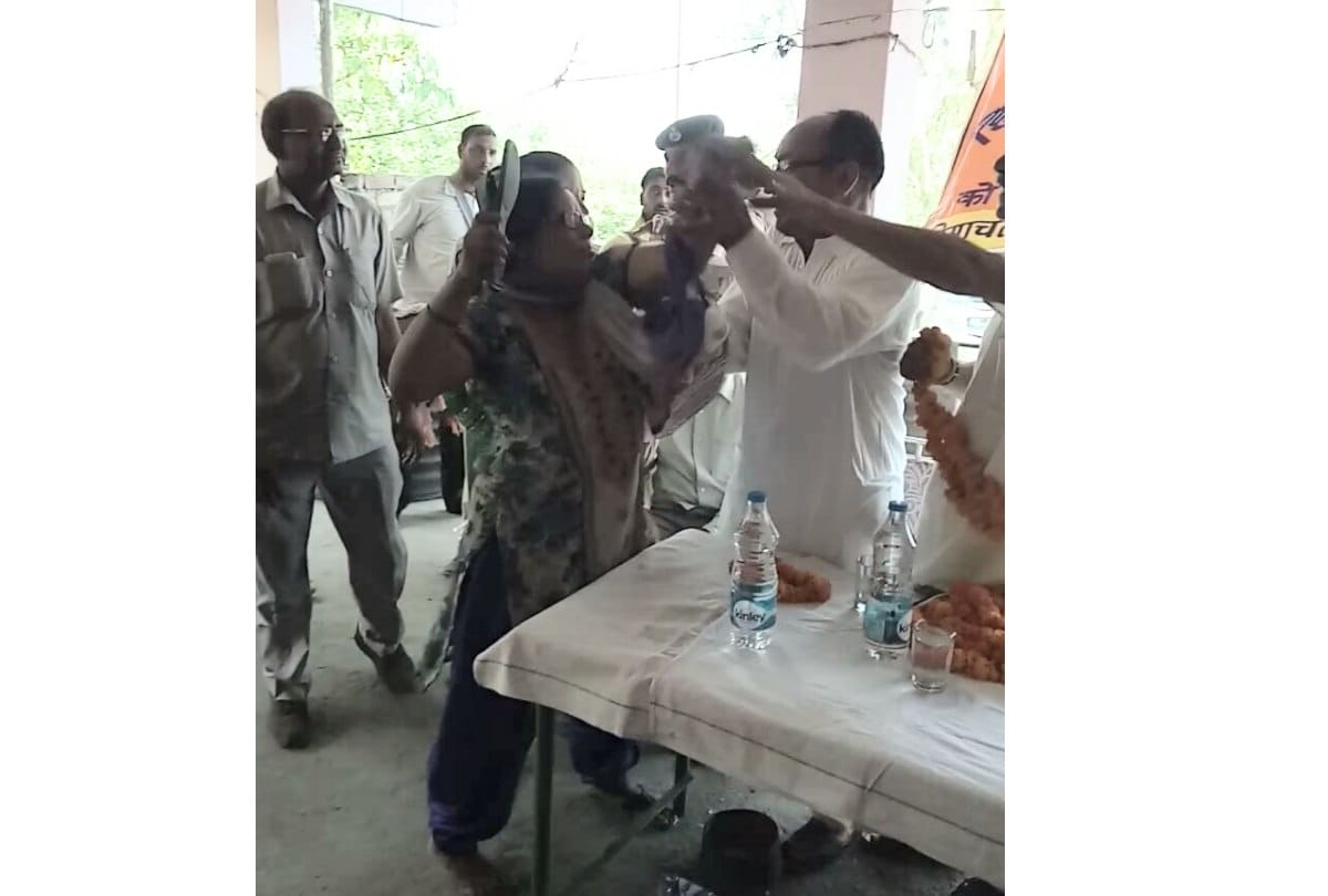 HRTC Employees Union Leader Shankar Thakur Beaten With Chappal In Meeting